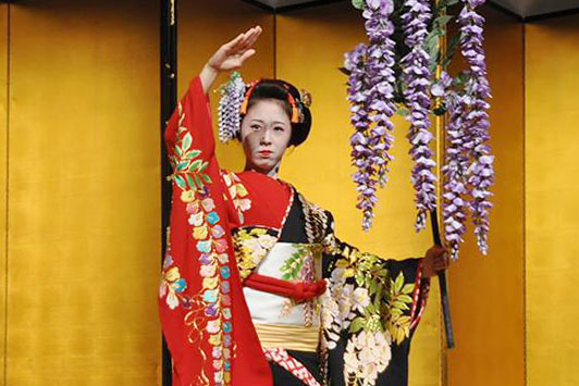 第21代春姫を務める銅傳美祐さんによる日本舞踊「藤娘」