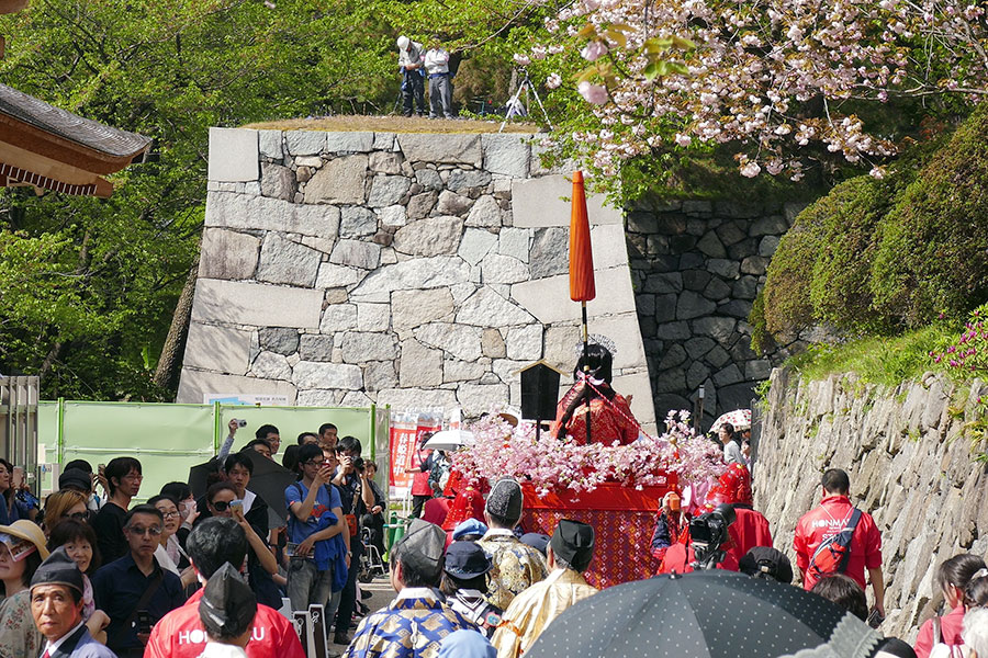 石垣の上でカメラマンが待機する中、春姫様が写真撮影の位置へ進む