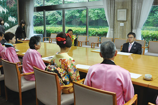大村秀章愛知県知事と和やかに歓談