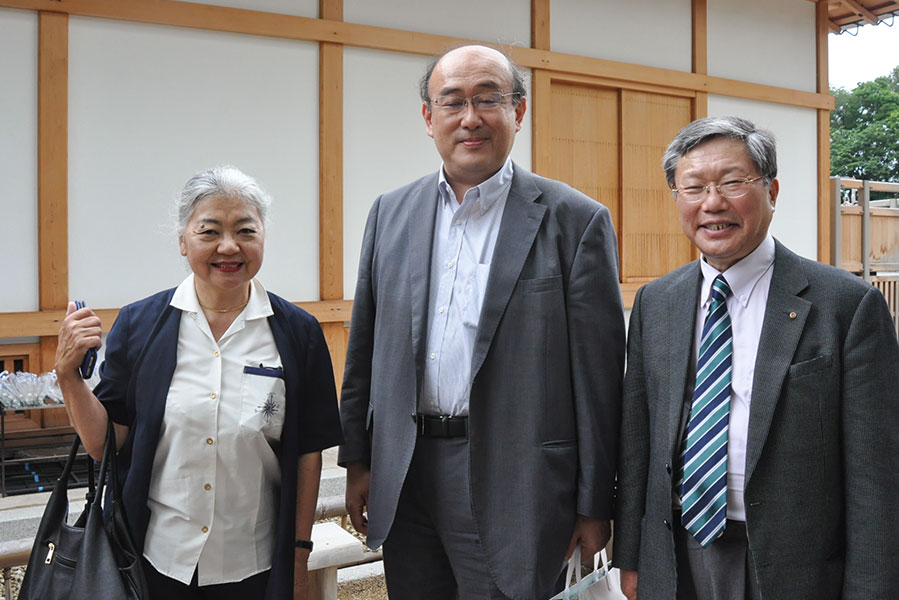 左から本丸ネットワークの早川事務局長、徳川義崇名誉会長、三輪隆裕理事長