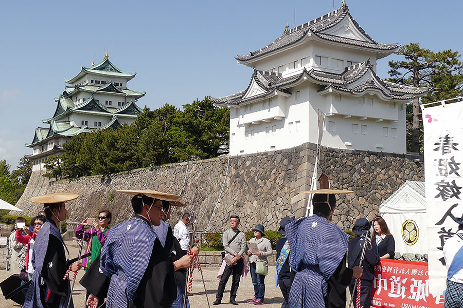 西南隅櫓と名古屋城天守閣を横目に隊列が進む
