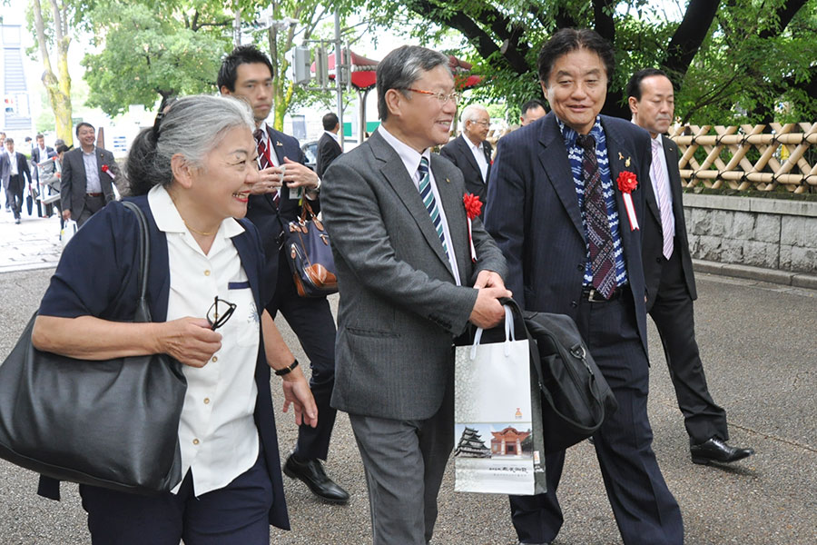 左から本丸ネットワークの早川事務局長、三輪隆裕理事長、河村たかし名古屋市長