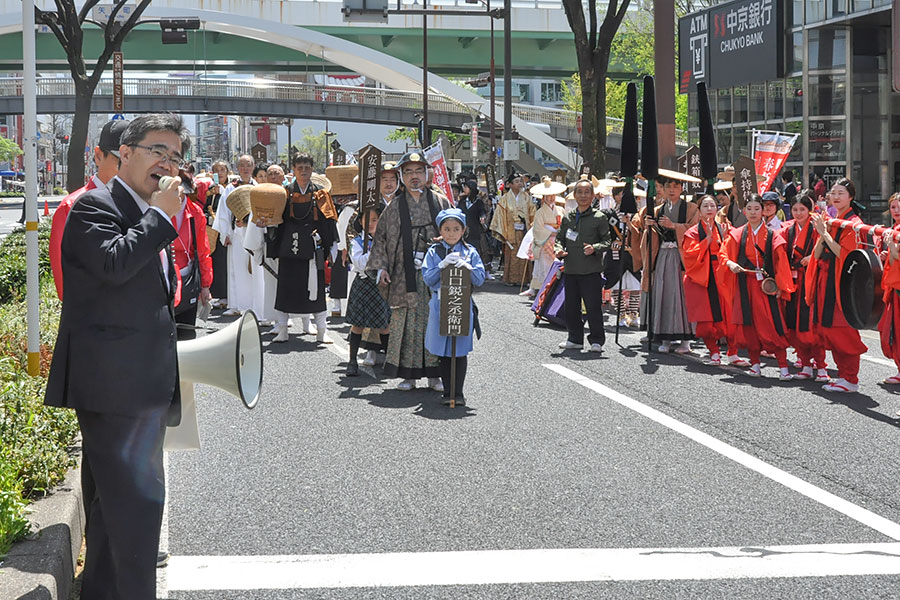 大村秀章愛知県知事が矢場町からの出発前に激励の挨拶