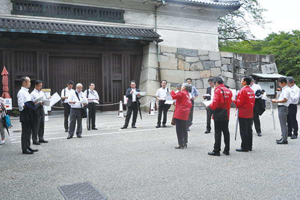 名古屋城正門前で説明する実行委員