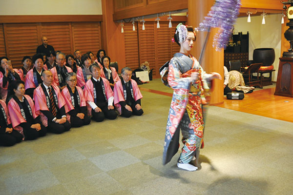 日本舞踊を披露する第21代春姫。