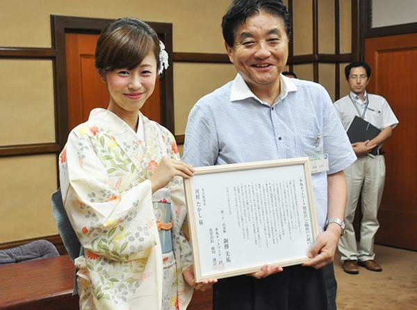 春姫から河村たかし名古屋市長に「本丸ネットワーク」発足会への招待状を手渡した